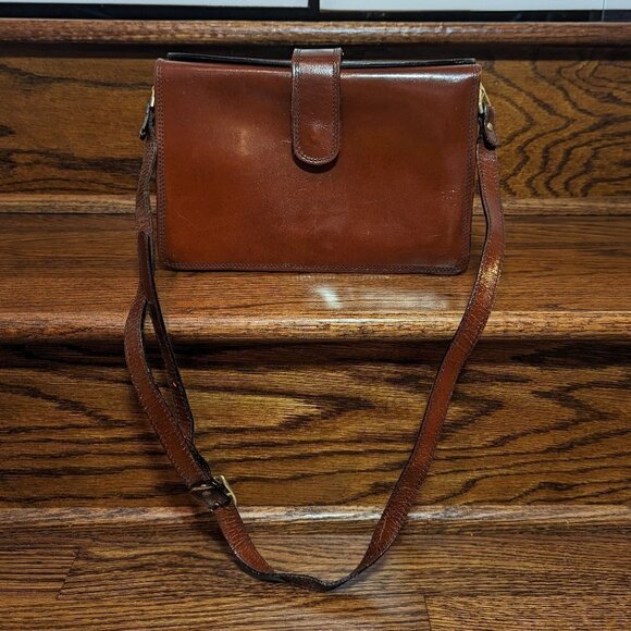 Handbags - Vintage camel brown leather handbag with buckled shoulder strap and foldover top